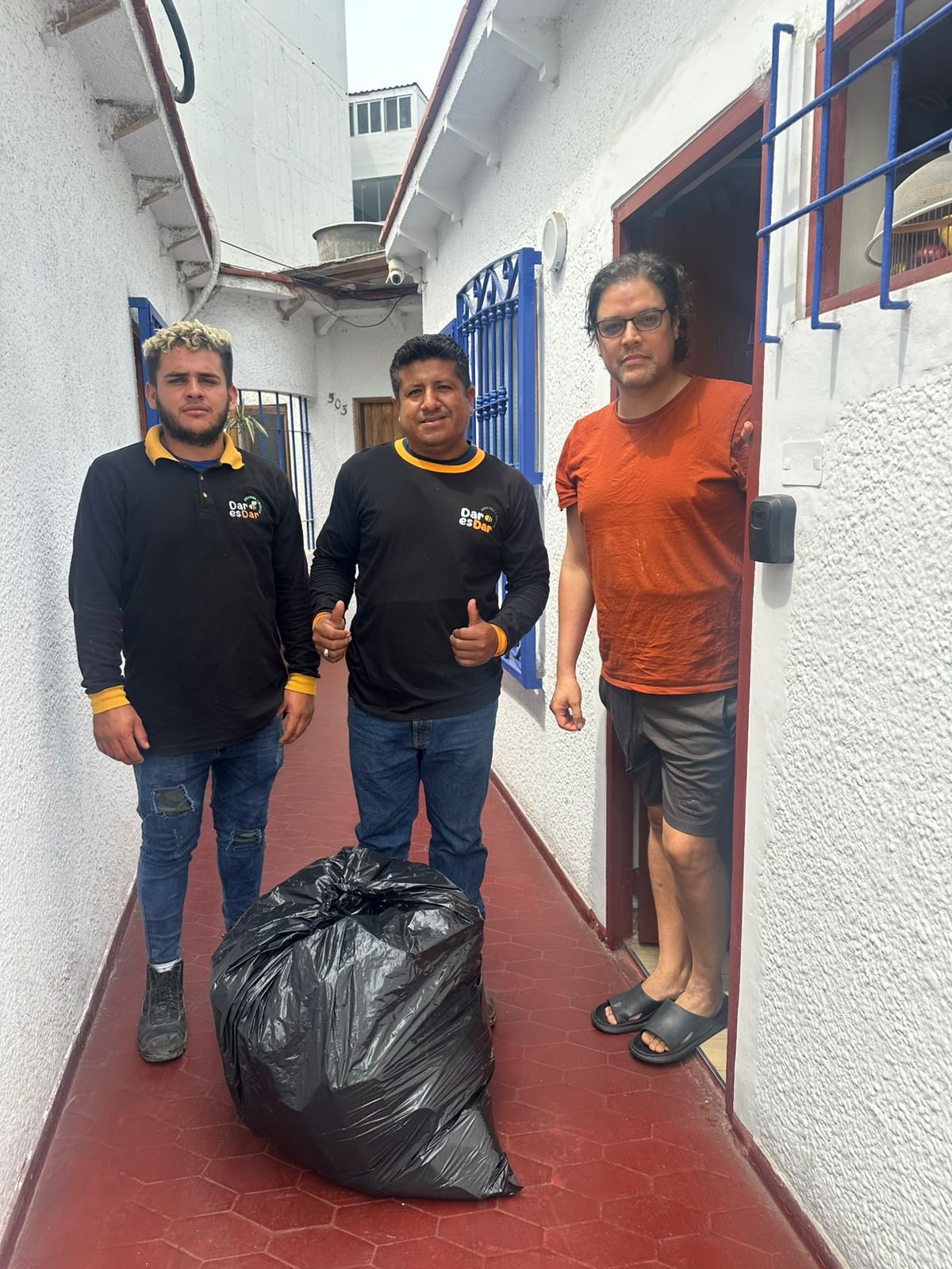 Recojo de una bolsa de donaciones en la puerta de un hogar