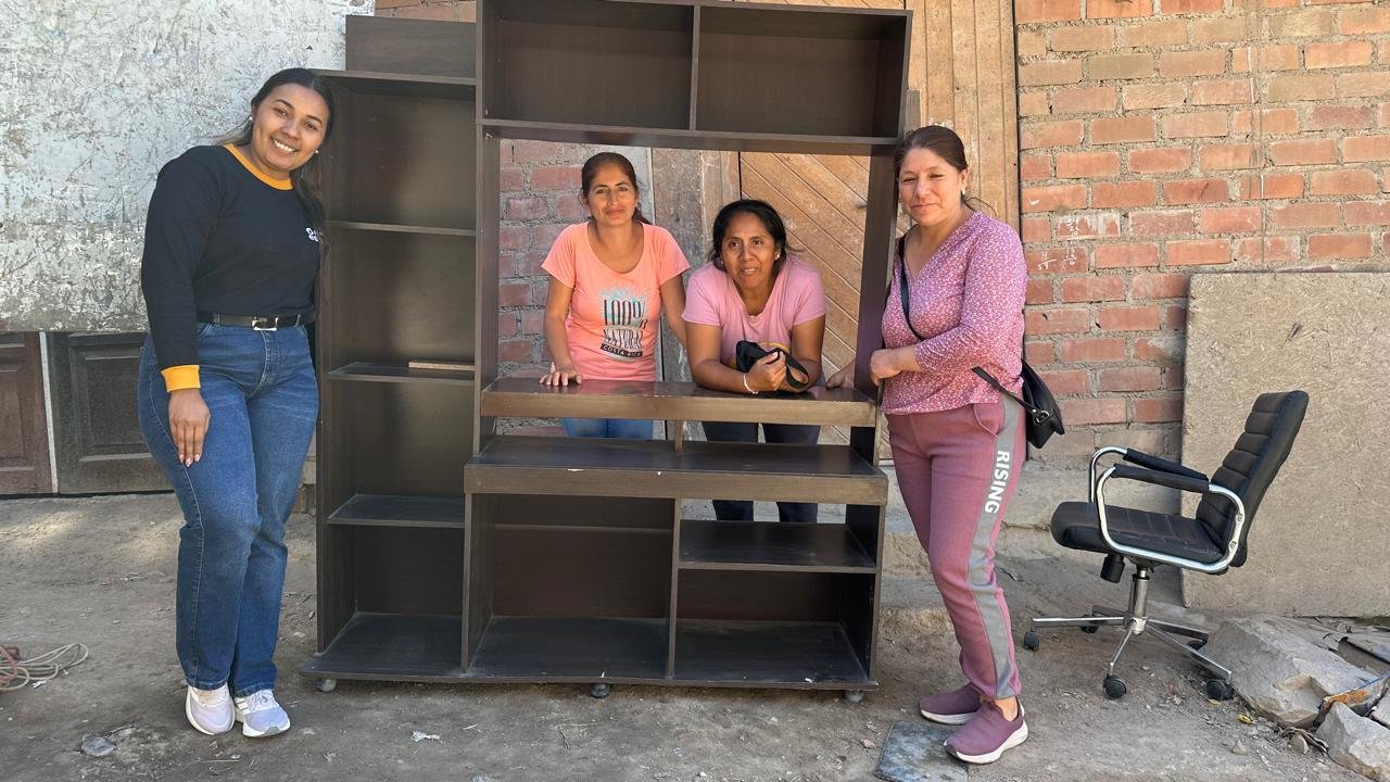 Familia recibe un mueble donado en su comunidad
